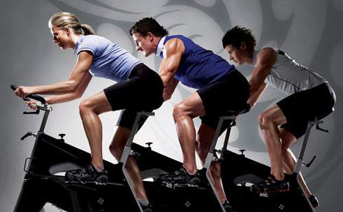 其次，你購買健身器材的目的是什么。大多數(shù)時候我們購買家用健身器材都是為了減肥，要說減肥效果比較好的，當(dāng)然是跑步機(jī)，跑步機(jī)是全身運(yùn)動，鍛煉程度還是比較大的，動感單車雖然鍛煉到很多身體部位但跟跑步機(jī)比較還是弱一點(diǎn)。有的人買健身器材考慮是否可以全家使用，那動感單車優(yōu)勢就出來了，有些年紀(jì)不是很大的可以接受動感單車普通的訓(xùn)練。