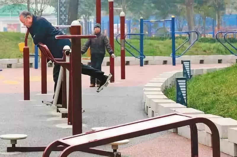 小區(qū)的健身器材怎么用？80%的上海人都做錯(cuò)了... 