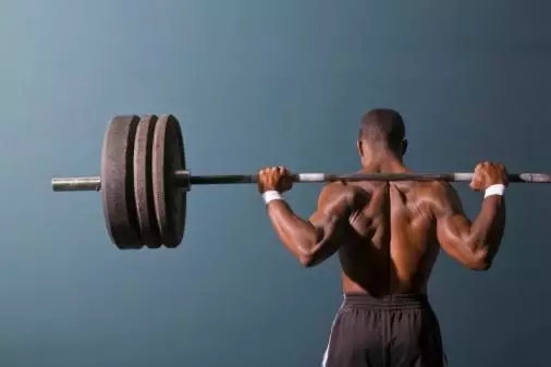 杠鈴PK啞鈴，最佳健身器械是哪個？